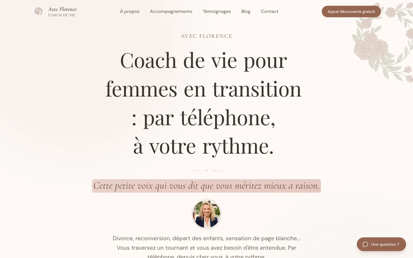 Page d’accueil d’avec-florence.fr : un titre en grand serif sur fond rosé, le portrait de Florence, et une phrase qui s’adresse directement à la visiteuse.