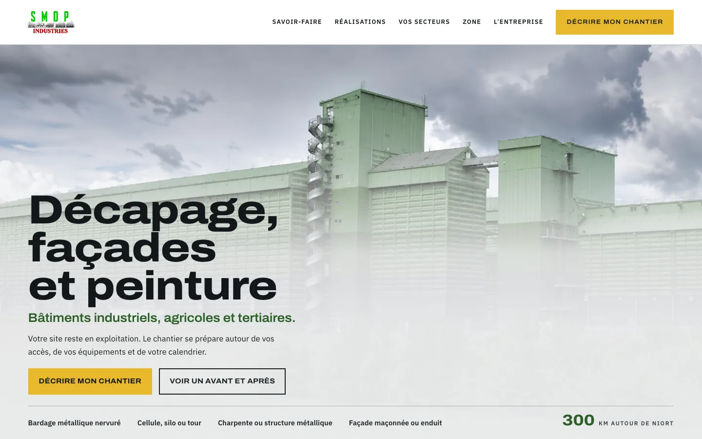 Page d’accueil de smdp-industries.fr : un silo vert sous un ciel d’orage occupe tout l’écran, le titre annonce « Décapage, façades et peinture », et le rayon de 300 km autour de Niort longe le bas.